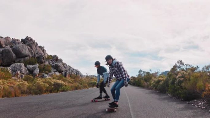 快乐的多民族朋友一起在美丽的乡村道路上快速骑行享受轻松的暑假巡航使用滑板慢动作特写