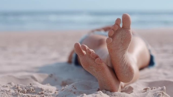 近距离女子脚放松在海滩游客享受温暖的暑假在热带海滨