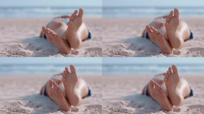 近距离女子脚放松在海滩游客享受温暖的暑假在热带海滨
