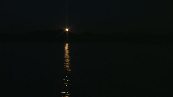 高清满月在夜海