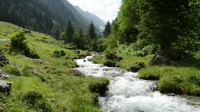 Zillertal阿尔卑斯山的缩放溪流水和景观