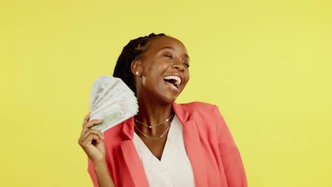 金钱，粉丝和赢家，在黄色背景下的工作室里有一个黑人妇女，手里拿着现金，金融或财富。金融、投资和交易在