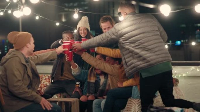 快乐的朋友群享受屋顶派对庆祝喝酒做吐司有趣的社交聚会庆祝晚上的友谊周末
