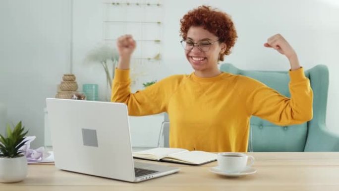 兴奋快乐的非洲裔美国女性欣快的获胜者。看笔记本电脑的女学生通过考试阅读好消息，获得好成绩，赢得网上竞