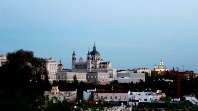 西班牙马德里阿尔穆德纳大教堂。缩放
