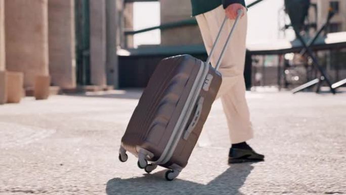 城市、手提箱和商务人士的腿，适合旅行、国际机会或全球旅行，步行到机场或酒店户外。行李箱，企业家鞋或专
