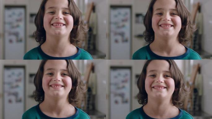 肖像快乐的小男孩在厨房里对着相机友好的孩子微笑