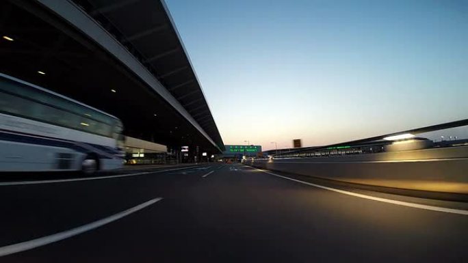 东京国际机场航站楼周围的黄昏巡游。