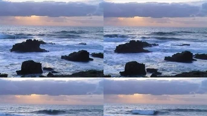 日落时海滩上的海浪