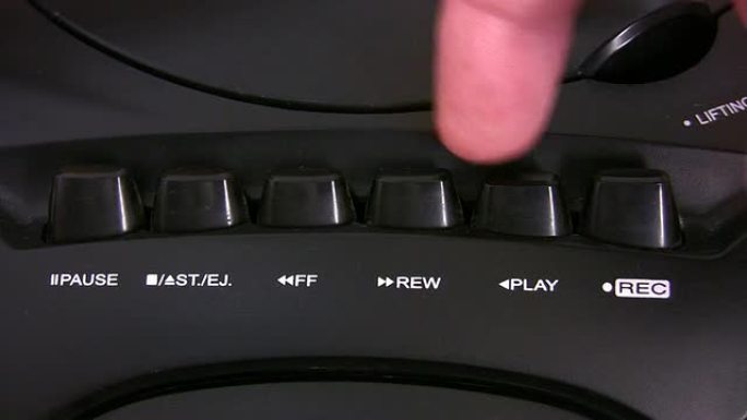 录音机按钮和手指