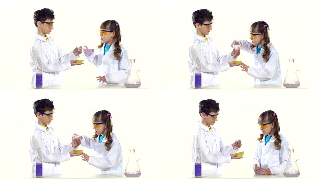 两个可爱的孩子戴着有效的眼镜和制服做化学实验，混合它和白色背景上的奇迹