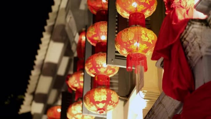 红色的中国灯笼在晚上照亮。中国新年装饰品