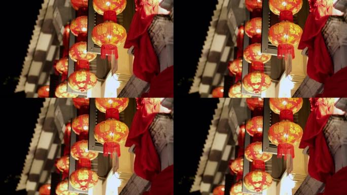 红色的中国灯笼在晚上照亮。中国新年装饰品