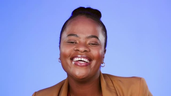 黑人妇女，在工作室里笑着面对一个幸福和微笑的商业女性。孤立，蓝色背景和模范员工从一个准备工作的积极有
