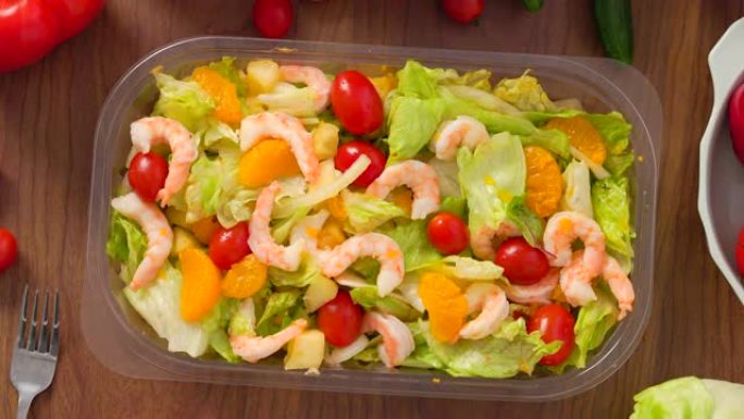 俯视图沙拉配西红柿、虾和蔬菜。