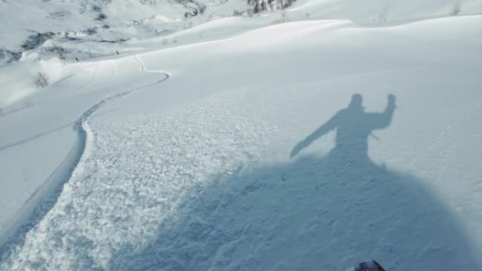 冬季在未触及的偏远山区的新鲜粉末雪上滑雪