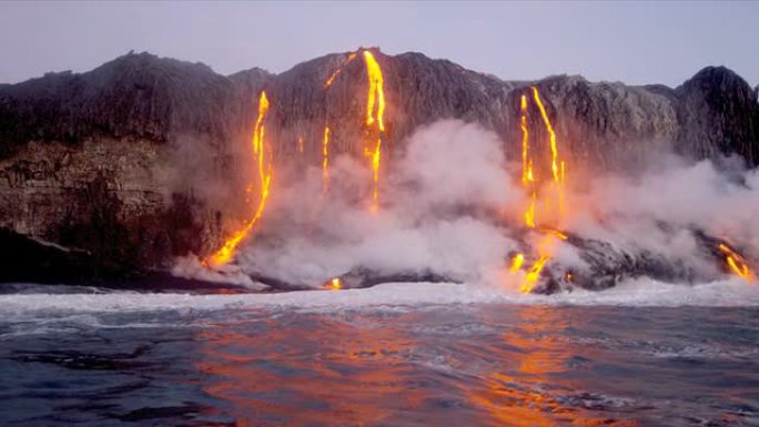 蒸汽上升的火山熔岩基拉韦厄夏威夷