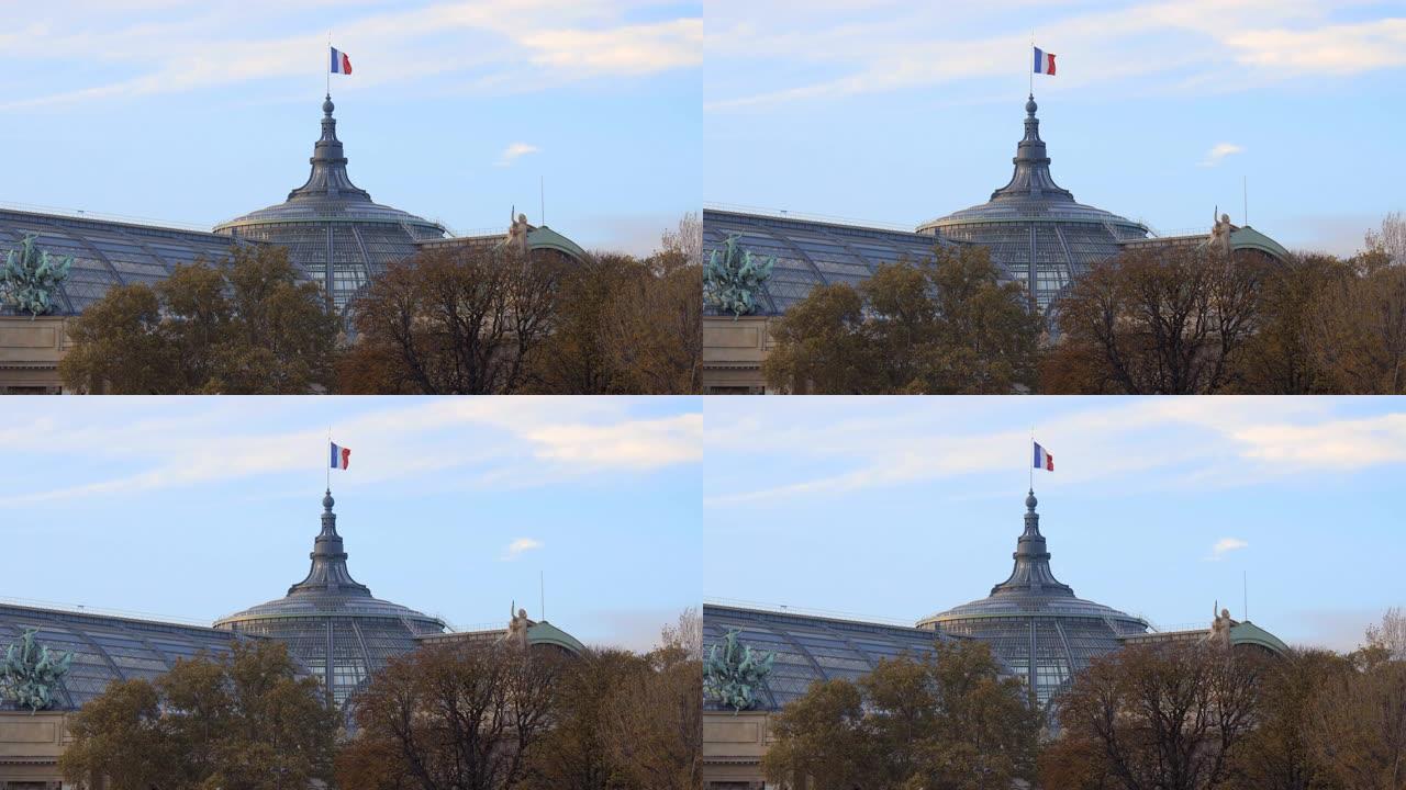巴黎大皇宫的屋顶上挥舞着法国国旗