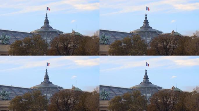 巴黎大皇宫的屋顶上挥舞着法国国旗