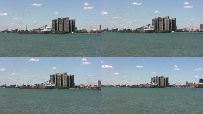底特律河上的驳船