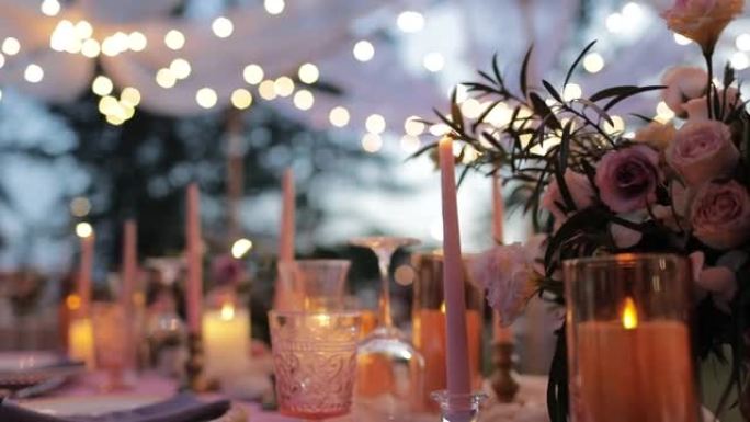 烛光晚餐装饰婚礼接待台晚上。特写