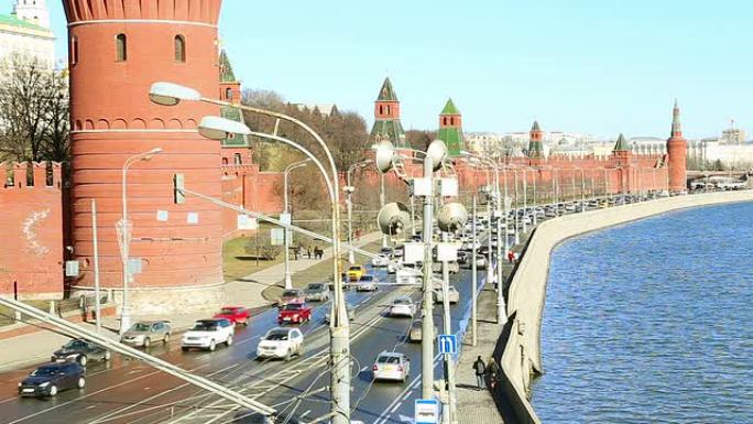 莫斯科克里姆林宫附近的莫斯科河堤防和每日交通，俄罗斯莫斯科