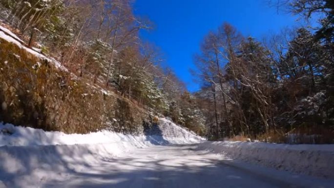 冬季在多雪山区的森林道路上行驶