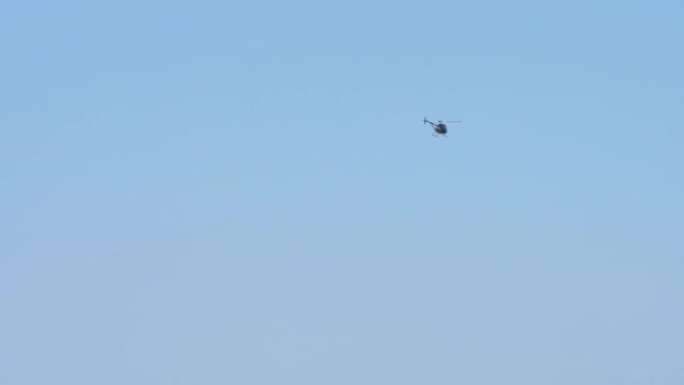 小型直升机在蓝天上飞行没有云背景