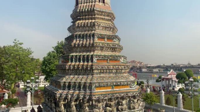 泰国首都的名片是佛教寺庙Wat Arun，黎明寺，它位于湄南河岸边