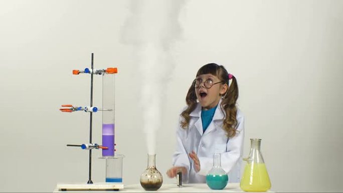 穿着制服的两个马尾辫的小女孩化学家，防护眼镜成功测试了新配方和奇迹，在白色背景上