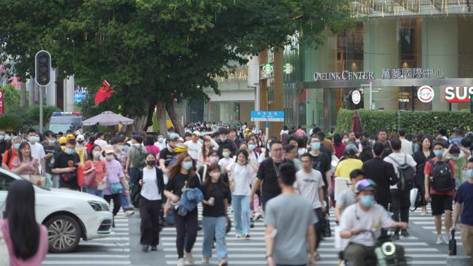 广州天河区商圈斑马线人流