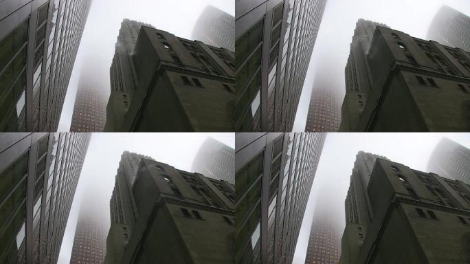 雾蒙蒙的办公楼。“哥谭市” 风格。
