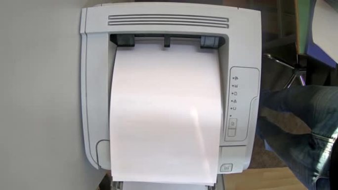 打印机打印a4纸文档的俯视图
