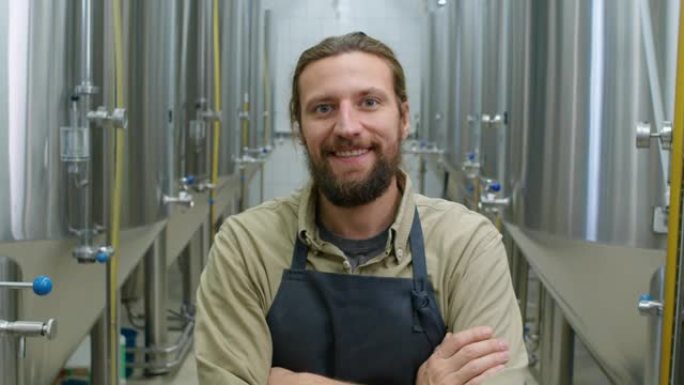 快乐的高加索酿酒师在他的啤酒厂工作的肖像