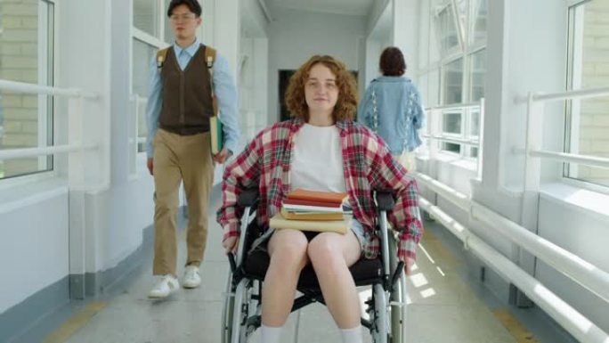 大学走廊中的残疾女孩