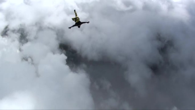 跳伞运动员头朝下跳伞极限运动在天上摘云朵