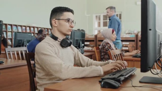 在计算机上工作的中东学生