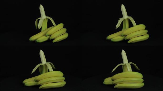去皮的香蕉在黑色背景上旋转