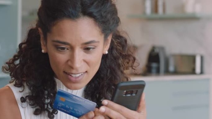 美女使用智能手机购物网上消费信用卡手机银行app用数字货币享受金融自由