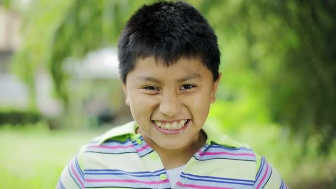 南美孩子开始微笑: 户外，十岁，户外，脸，看