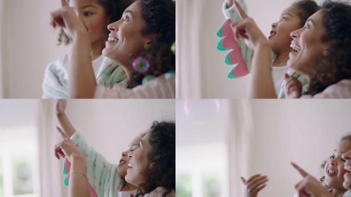 可爱的小女孩在家玩肥皂泡父母在家和孩子玩得开心周末享受家庭时光