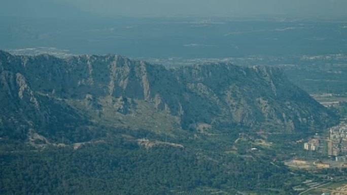 土耳其安塔利亚全景，从图内克泰佩山、图内克泰佩Teleferik在夏日和安塔利亚市附近的山脊可以看到