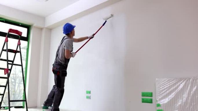 施工现场画家用滚筒粉刷墙