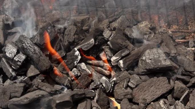 作为烧烤过程的一部分，至关重要的是准备煤，以便在烟雾和火焰上烤肉