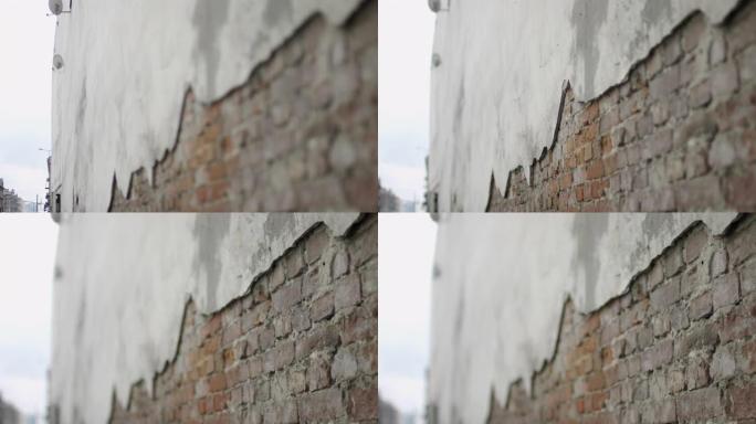 砖块损坏了建筑物的旧墙