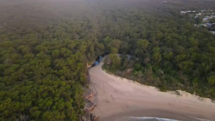 空中无人驾驶飞机的回撤在新南威尔士州杰维斯湾海岸的Shoalhaven市的Currarong村的反向