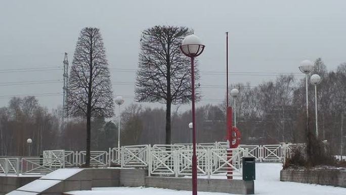 桥梁和道路保护与围栏在冬季 (1080/50i)