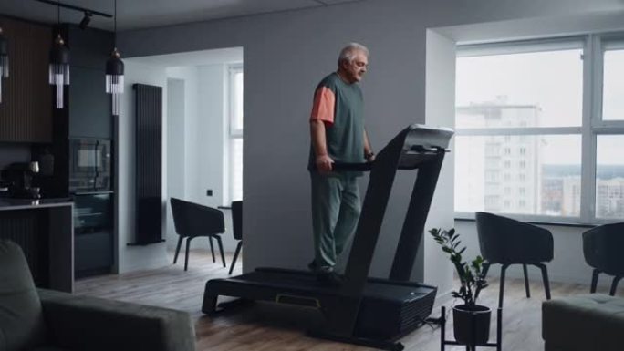 老人在家里的跑步机上行走，保持健康，节约关节健康，健康的生活方式