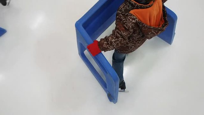 小男孩学习滑冰