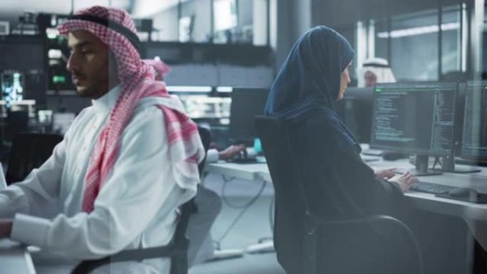 在研究实验室从事计算机工作的年轻穆斯林同事。中东男女正在为其合作的工业技术项目提供解决方案
